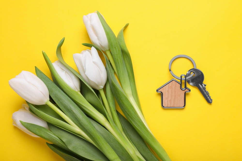An image of flowers and a set of housekeys.